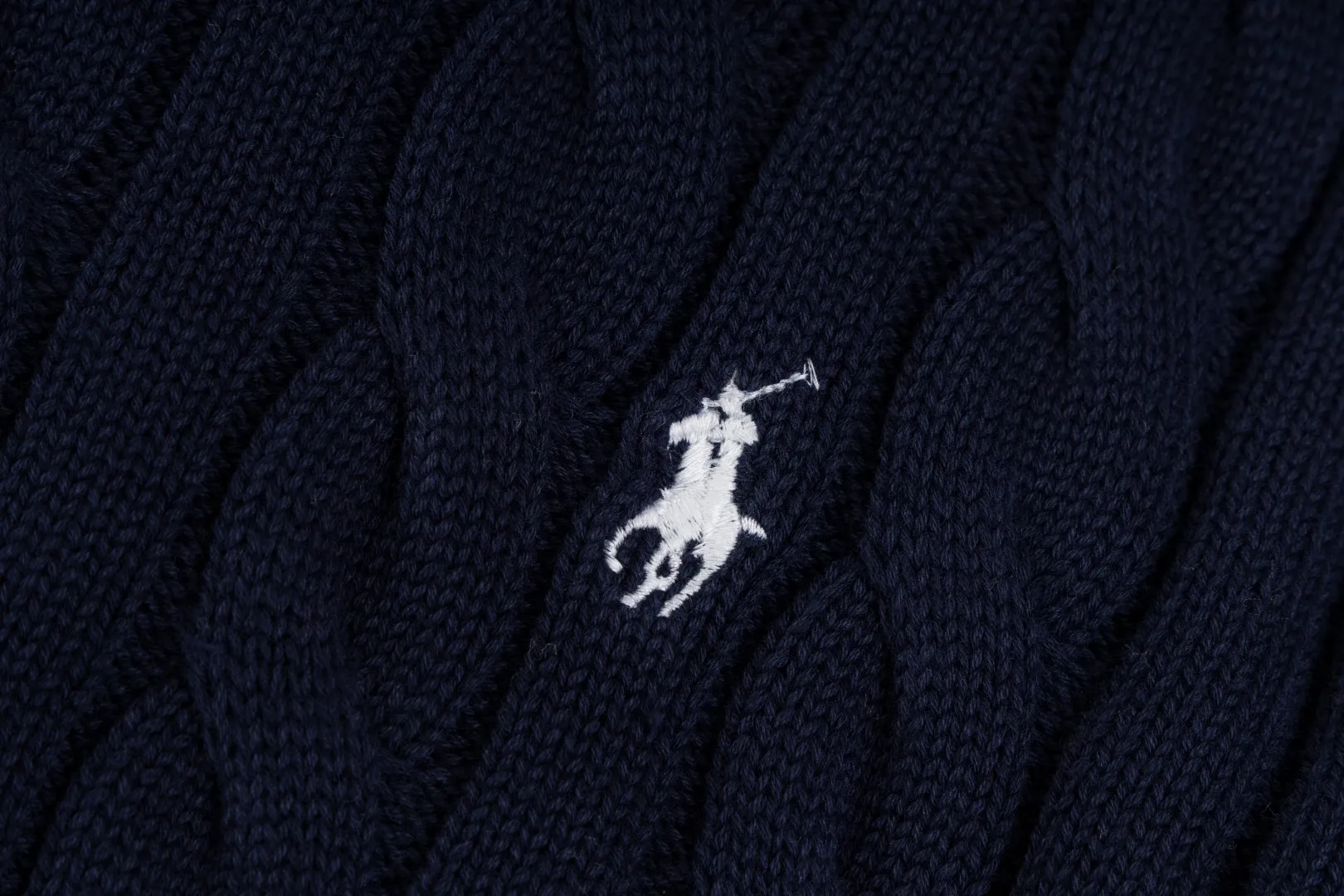P220 #R91 RALPH LAUREN Ralph Lauren fourteen colors classic small label embroidery round neck pullover cable cardigan sweater men's top, high-density LOGO embroidery on the chest, original customization of tag accessories. Made of pure cotton yarn, pure cotton is skin-friendly and comfortable, small label war horse embroidered twist button round neck sweater 🐎 high quality, follow the blogger to learn how to wear it! Let’s buy a Ralph Lauren cable sweater. It’s a super hard-to-find series after it became popular. It’s hard to find one on the official website. It’s simple and practical to wear, with a lazy and loose feel. The thickened fabric has more texture, feels soft and delicate, and has a loose fit. Whether worn alone or layered, you can wear different styles of fashion with just one piece!   Size：XS S M L Sleeve length: 59/60/61/62/63